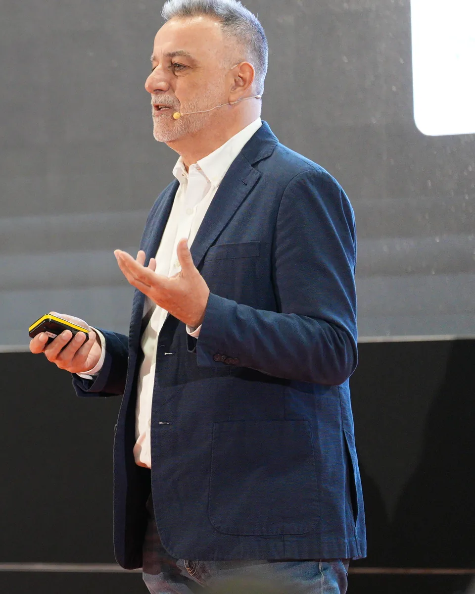 Chi sono Nicola Barozzi sul palco dell'Automotive Dealer Day, maggio 2026